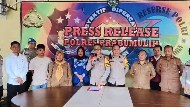 Wakapolres Prabumulih Kompol Eryadi Yuswanto saat press release kasus kekerasan oknum polisi terhadap pemotor. Foto : Istimewa