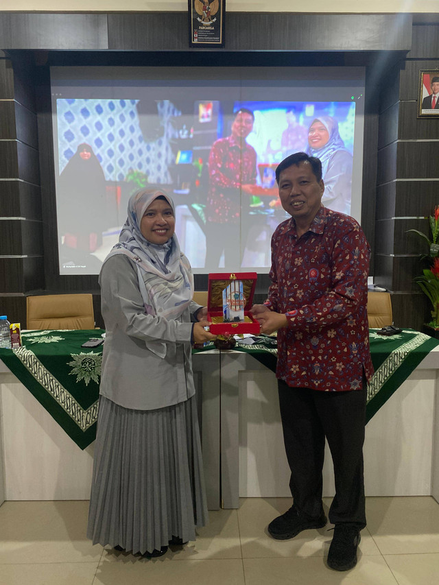 Fakultas Teknik Universitas Muhammadiyah (Unismuh) Makassar menggelar Kuliah Tamu Internasional dengan menghadirkan Dr. Nathratul Ayeshah Binti Zulkifli selaku Akademisi Universiti Sains Islam Malaysia (USIM) sebagai Pembicara Utama  