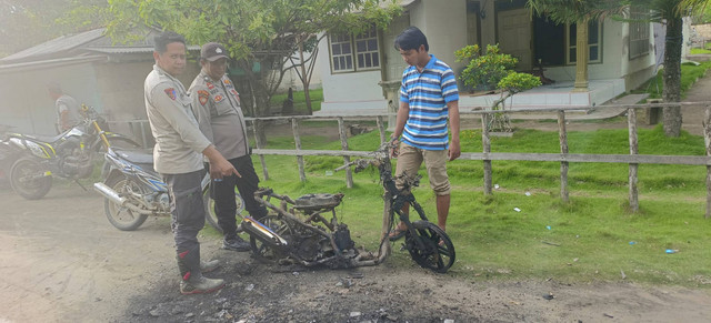 Motor guru SMA Putra Bangsa, Ahmad Nurudin, yang dibakar. Foto: Dok. Polres Sumenep