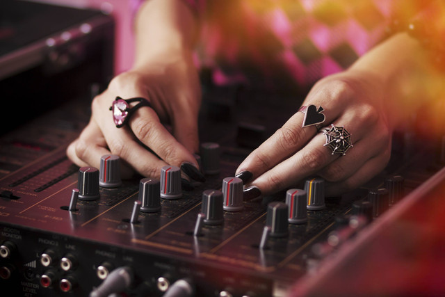 Ilustrasi dj perempuan. Foto: hurricanehank/Shutterstock