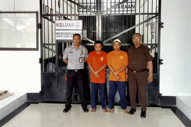 Dua terpidana politik uang di Sleman yang sempat kabur akhirnya menyerahkan diri. Keduanya kini dieksekusi ke Lapas Kelas IIB Sleman, Selasa (14/1/2025). Foto: Dok. Kejari Sleman