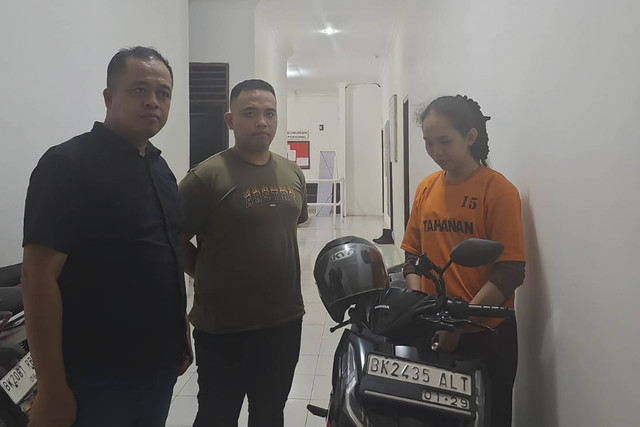 Sintia (21), mahasiswi di Medan curi motor dengan modus ajak kencan. Foto: Dok. Polsek Tuntungan