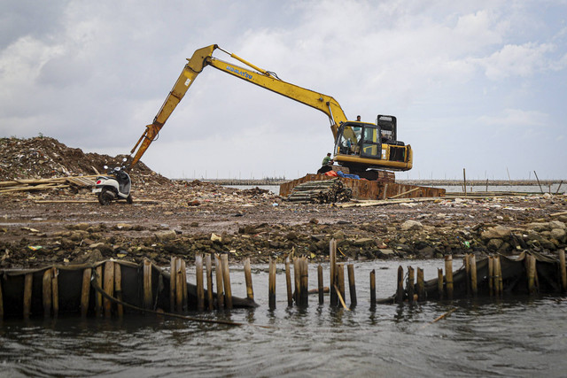 Pagar laut membentang di sepanjang laut di kawasan Desa Segara Jaya, Tarumajaya, Kabupaten Bekasi, Selasa (14/1/2025). Foto: Iqbal Firdaus/kumparan