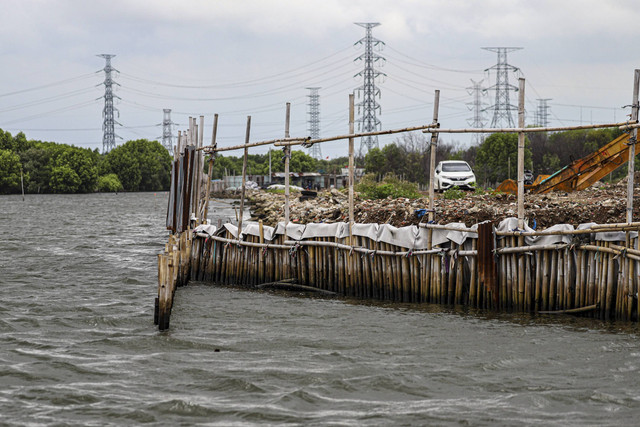 Pagar laut membentang di sepanjang laut di kawasan Desa Segara Jaya, Tarumajaya, Kabupaten Bekasi, Selasa (14/1/2025). Foto: Iqbal Firdaus/kumparan