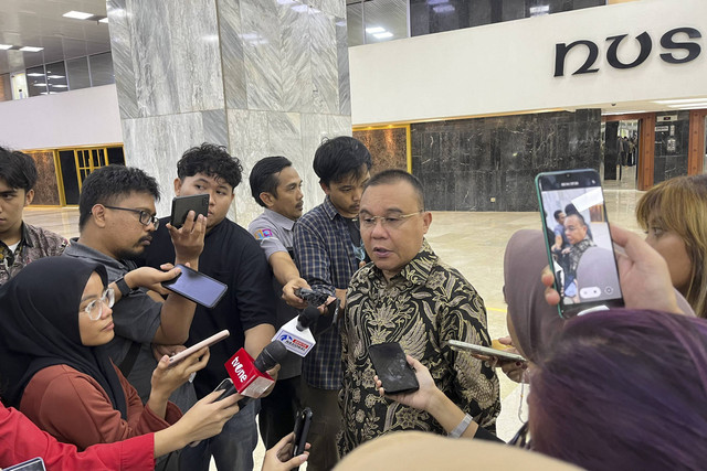 Wakil Ketua DPR RI Sufmi Dasco Ahmad menjawab pertanyaan wartawan saat dijumpai di Kompleks Parlemen, Senayan, Jakarta, Selasa (14/1/2025). Foto: Alya Zahra/kumparan 