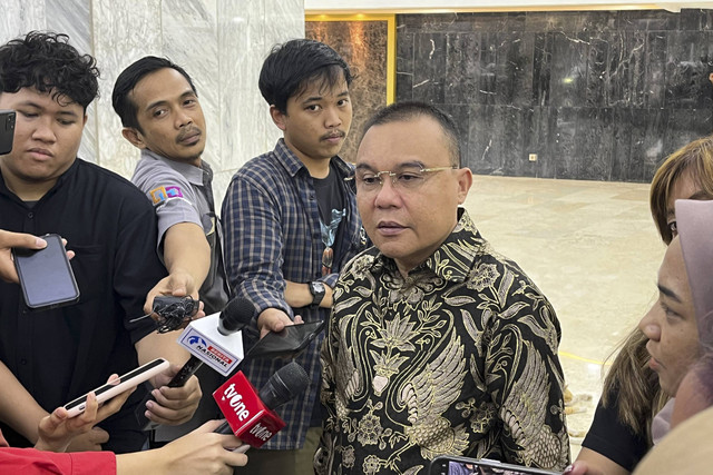 Wakil Ketua DPR RI Sufmi Dasco Ahmad menjawab pertanyaan wartawan saat dijumpai di Kompleks Parlemen, Senayan, Jakarta, Selasa (14/1/2025). Foto: Alya Zahra/kumparan 