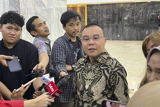 Wakil Ketua DPR RI Sufmi Dasco Ahmad menjawab pertanyaan wartawan saat dijumpai di Kompleks Parlemen, Senayan, Jakarta, Selasa (14/1/2025). Foto: Alya Zahra/kumparan 