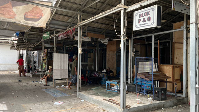 Sebagian pedagang mulai membongkar lapak di Teras Malioboro 2. (Foto:  M Wulan)