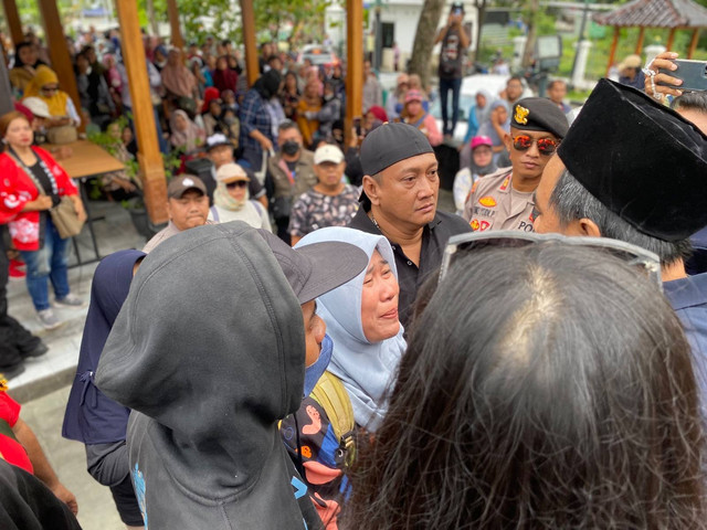 Seorang PKL Teras Malioboro 2 menangis saat mendatangi kantor DPRD Yogya, Selasa (14/1). Foto: Resti Damayanti/Pandangan Jogja