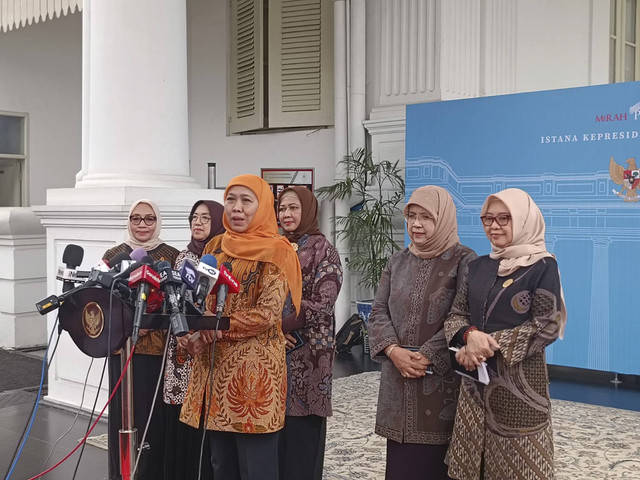 Ketua Umum Muslimat NU Khofifah Indar Parawansa di Istana Negara, Jakarta Pusat, Selasa (14/1/2025). Foto: Zamachsyari/kumparan