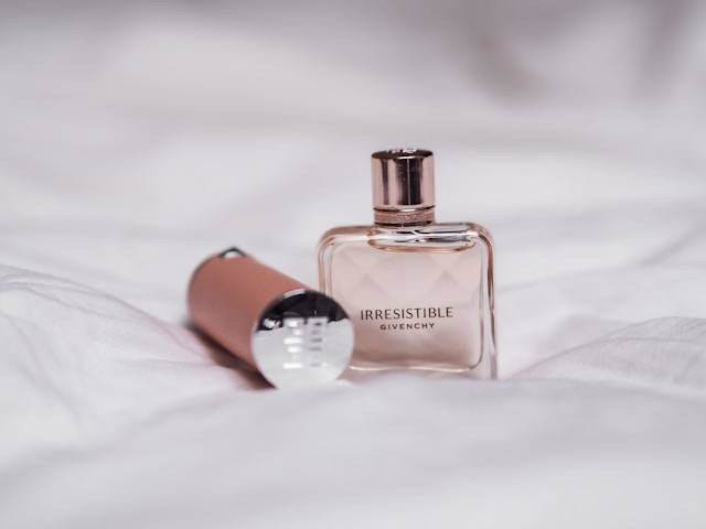 Ilustrasi untuk Rekomendasi Parfum Givenchy Pria. Sumber: Unsplash/Laura Chouette