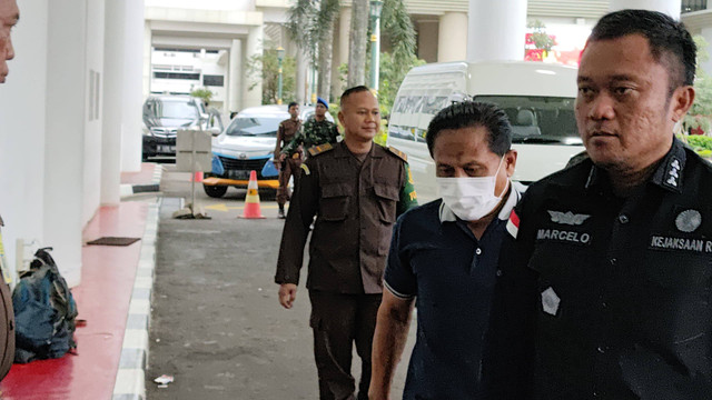 Mantan Ketua PN Surabaya Rudi Suparmono tiba di Gedung Kartika Kejaksaan Agung, Jakarta Selatan, Rabu (14/1). Foto: Jonathan Devin/kumparan