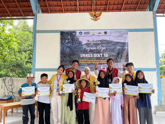 Kegiatan Lomba Story Telling yang diadakan oleh Mahasiswa KKN GIAT 10 Universitas Negeri Semarang diikuti oleh anak-anak tingkat Sekolah Dasar (SD) di Desa Kadirejo.