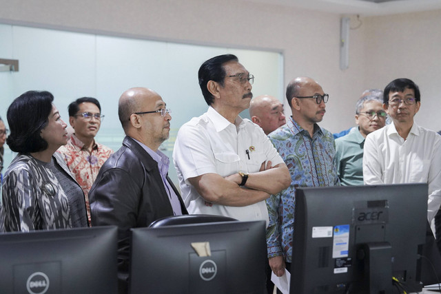 Ketua DEN Luhut Binsar Panjaitan bertemu Menkeu Sri Mulyani.  Foto: Dok. DEN