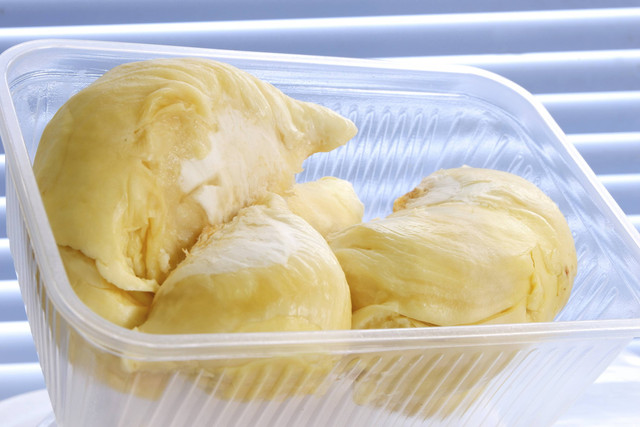 Ilustrasi menyimpan durian di kulkas. Foto: bamgraphy/Shutterstock