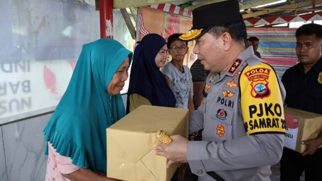 Kapolda Sulawesi Utara, Irjen Pol Roycke Harry Langie, saat memberikan bantuan untuk warga kurang mampu di Kepulauan Sangihe. (foto: istimewa)