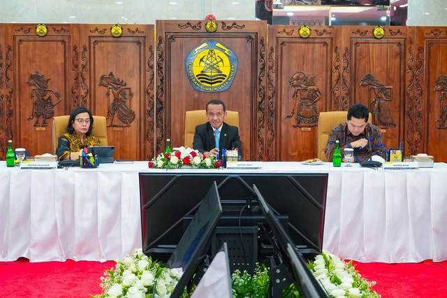 Menteri BUMN Erick Thohir rapat bersama Menteri ESDM Bahlil Lahadalia dan Menteri Keuangan Sri Mulyani tentang Rencana Usaha Penyediaan Tenaga Listrik (RUPTL) 2025-2034. Foto: Instagram/ @Erickthohir