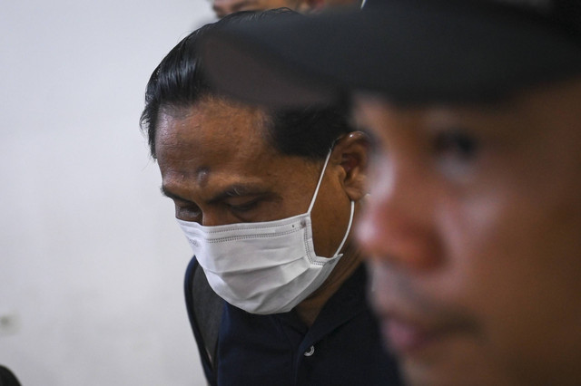 Petugas menggiring mantan Ketua Pengadilan Negeri (PN) Surabaya Rudi Suparmono (kiri) di Bandara Halim Perdanakusuma, Jakarta, Selasa (14/1/2025). Foto: Muhammad Ramdan/ANTARA FOTO