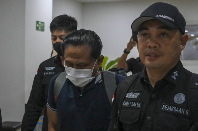 Petugas menggiring mantan Ketua Pengadilan Negeri (PN) Surabaya Rudi Suparmono (kedua kanan) di Bandara Halim Perdanakusuma, Jakarta, Selasa (14/1/2025). Foto: Muhammad Ramdan/ANTARA FOTO