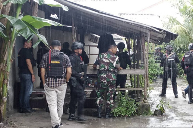 Sertu Hendri, pelaku penembakan seorang personel Subdenpom Persiapan Belitung berhasil lolos dari kepungan petugas gabungan di sebuah rumah lokasi persembunyian di Bangka Belitung, Selasa (14/1/2025). Foto: kasmono/ANTARA