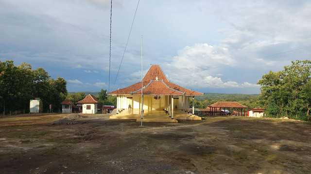 Tampak depan dari Balai Budaya dan Kampung Tradisional Tuksono yang terletak di sebelah Barat dari Sungai Progo (dok: pribadi)