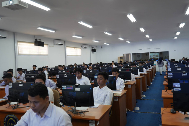 Suasana Peserta Seleksi Saat Mengikuti Ujian SKD. Sumber : Dokumen Pribadi.