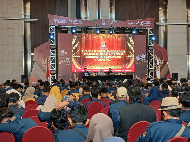 Komisi Pemilihan Umum (KPU) Karawang, Jawa Barat melaksanakan rapat evaluasi penyelenggaraan Pilkada 2024 di Mercure Hotel pada Selasa (14/1/2025). Foto: Dok. Istimewa