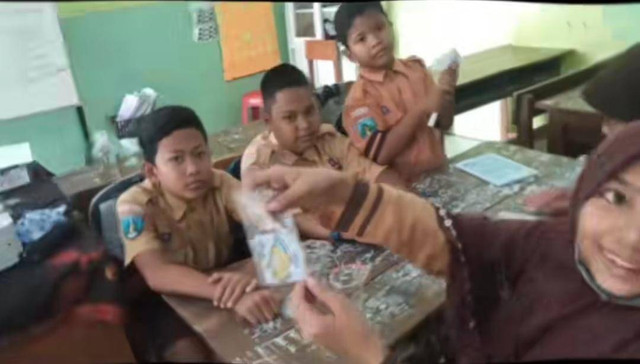 Foto : siswa sedang bereksperimen (dok pribadi)