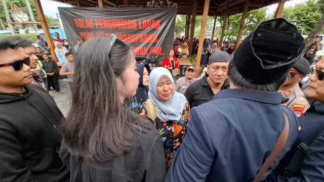 Tangis pedagang Teras Malioboro 2 pecah saat melakukan aksi unjuk rasa terkait relokasi lapak yang baru. (Foto: M Wulan)