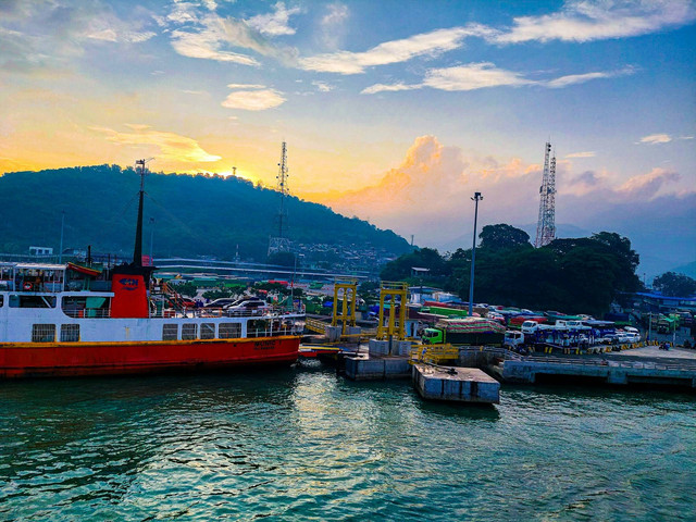 Jadwal Kapal Sirimau Januari 2025. Foto pemandangan di pelabuhan. Sumber: Unsplash/Lusia Komala Widiastuti