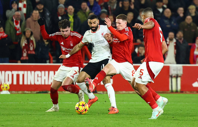 Mohamed Salah diadang saat Nottingham Forest vs Liverpool dalam laga lanjutan Liga Inggris 2024/25 di Stadion The City Ground, Rabu (15/1) dini hari WIB. Foto: Action Images via Reuters/Andrew Boyers