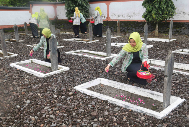 PIPAS Rutan Temanggung Ikuti Ziarah Dan Tabur Bunga Di TMP Giridharmoloyo