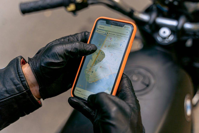 Ilustrasi orang menggunakan GPS motor. Foto: Pexels