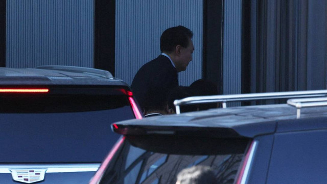 Presiden Korea Selatan yang dimakzulkan Yoon Suk Yeol tiba di Kantor Investigasi Korupsi untuk Pejabat Tinggi (CIO), di Gwacheon, Korea Selatan, 15 Januari 2025. Foto: KOREA POOL/Pool via REUTERS