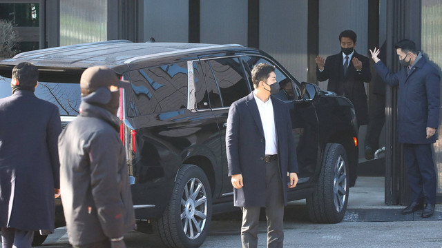 Iring-iringan mobil yang membawa Presiden Korea Selatan yang dimakzulkan Yoon Suk Yeol tiba setelah penangkapannya, di Kantor Investigasi Korupsi untuk Pejabat Tinggi (CIO), di Gwacheon, Korea Selatan, 15 Januari 2025. Foto: KOREA POOL/Pool via REUTERS