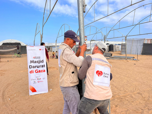 Proses Pembangunan Masjid Darurat di Gaza.