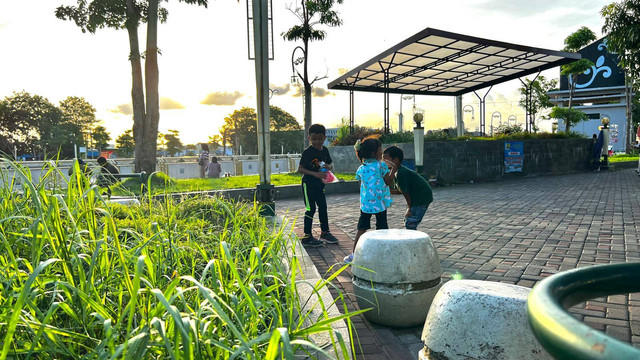 Gambar 1. Potret taman dan aktivitas anak-anak pada sore hari di Bendung Tirtonadi (sumber: dokumentasi pribadi penulis)