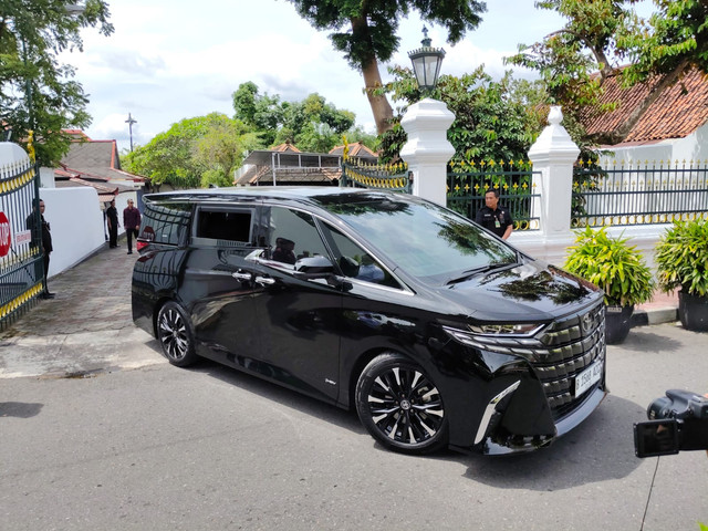 Mobil Alphard yang ditumpangi Presiden ke-7 RI Joko Widodo keluar dari Kraton Kilen Ngayogyakarta Hadiningrat, Rabu (15/1). Foto: Arfiansyah Panji Purnandaru/kumparan