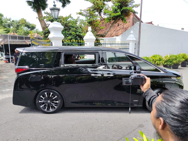 Mobil Alphard yang ditumpangi Presiden ke-7 RI Joko Widodo keluar dari Kraton Kilen Ngayogyakarta Hadiningrat, Rabu (15/1). Foto: Arfiansyah Panji Purnandaru/kumparan