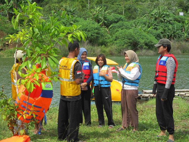 Pembuatan video promosi wisata air Waduk Gondang bersama warga Desa Jatirejo (Foto: dok. KKN UNNES GIAT 10 Desa Jatirejo)