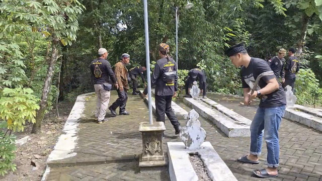 Perjuangan Wali Songo Indonesia (PWI)  membongkar makam wali lima Desa Gayung, Kecamatan Gerih, Kabupaten Ngawi. Foto: Dok. Istimewa