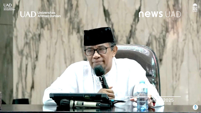 Penyampaian Materi Kajian Ahad Pagi Masjid Islamic Center UAD oleh Ust. Dr. Okrisal Eka Putra, Lc., M.Ag. selaku Anggota Majelis Tabligh Muhammadiyah. (Dok. Lusi)