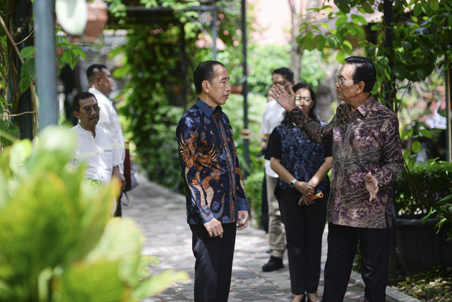 Presiden ke-7 RI Joko Widodo bertemu Gubernur DIY yang juga Raja Keraton Yogyakarta Sri Sultan Hamengkubuwono X di Keraton Kilen Ngayogyakarta Hadiningrat, Rabu (15/1/2025). Foto: Dok. Pemda DIY