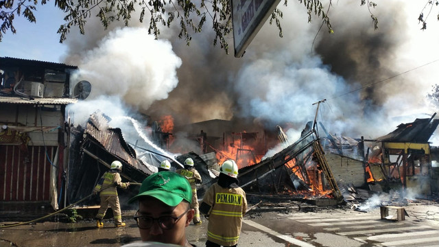 Petugas pemadam kebakaran berusaha memadamkan api yang membakar rumah di Kemayoran, Jakpus, Rabu (15/1). Foto: Dok. Dinas Gulkarmat Jakarta Utara