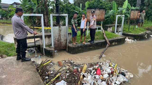 Lokasi penemuan mayat bayi di aliran irigasi Bendungan KB6, Dusun V, RT 016/RW 005, Desa Adijaya, Pekalongan, Lampung Timur. | Foto: Dok Humas Polres Lampung Timur