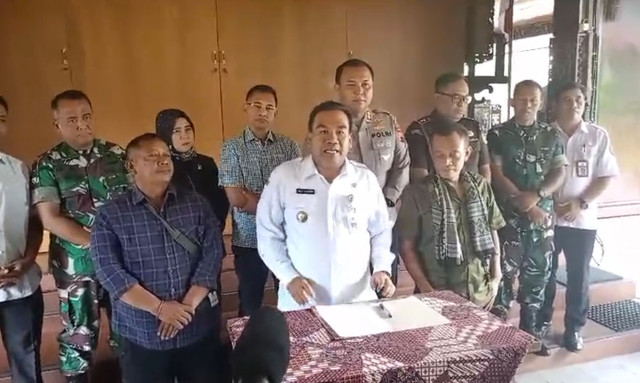 Depan: Ketua GRIB Blora, Sugianto; Bupati Blora, Arief Rohman; Ketua PP Blora, Munaji. Bersama Dandim 0721/Blora Letkol Czi Yuli Hartanto (belakang kiri), Kapolres Blora, AKBP Wawan Andi Susanto (belakang keempat kanan). Dok: kumparan