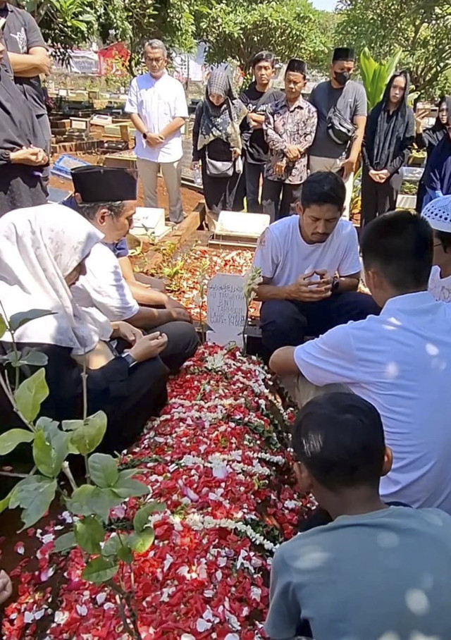 Pemakaman Ibunda Ibnu Jamil di Petukangan Selatan, Jakarta Selatan. Foto: Aprilandika Pratama/kumparan