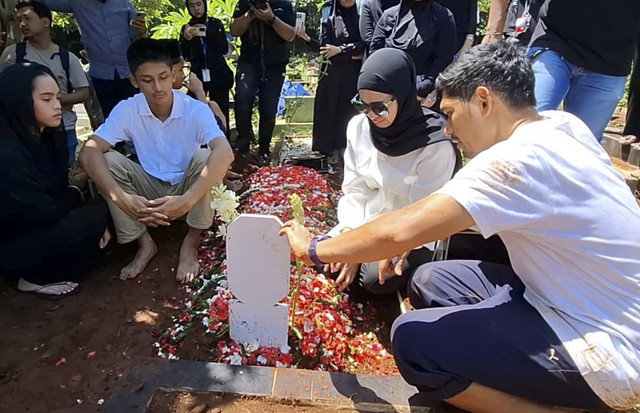 Pemakaman Ibunda Ibnu Jamil di Petukangan Selatan, Jakarta Selatan. Foto: Aprilandika Pratama/kumparan