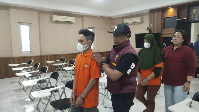 Suami istri yang telantarkan mayat anaknya di RS Sumber Waras saat dihadirkan dalam konferensi pers di Polsek Grogol Petamburan. Foto: Rachmadi Rasyad/kumparan