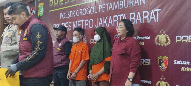 Suami-istri yang telantarkan mayat anaknya di RS Sumber Waras saat dihadirkan dalam konferensi pers di Polsek Grogol Petamburan. Foto: Rachmadi Rasyad/kumparan